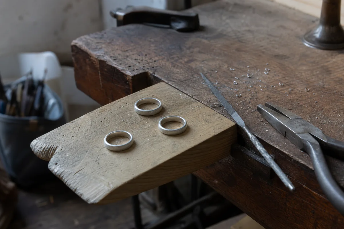 Bijoux artisanaux fait main : les règles pour les vendre